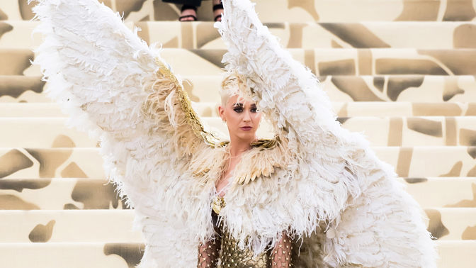 Umění i mučedníci: Co inspirovalo nejkatoličtější róby na MET Gala? 