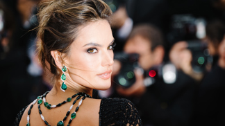 Elegance s brazilskou jiskrou. Nalaďte se na styl Alessandry Ambrosio