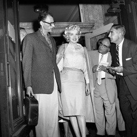 Pouzdrové sukně milovala i hvězda Marilyn Monroe. Krásně daly totiž vyniknout jejím křivkám. 