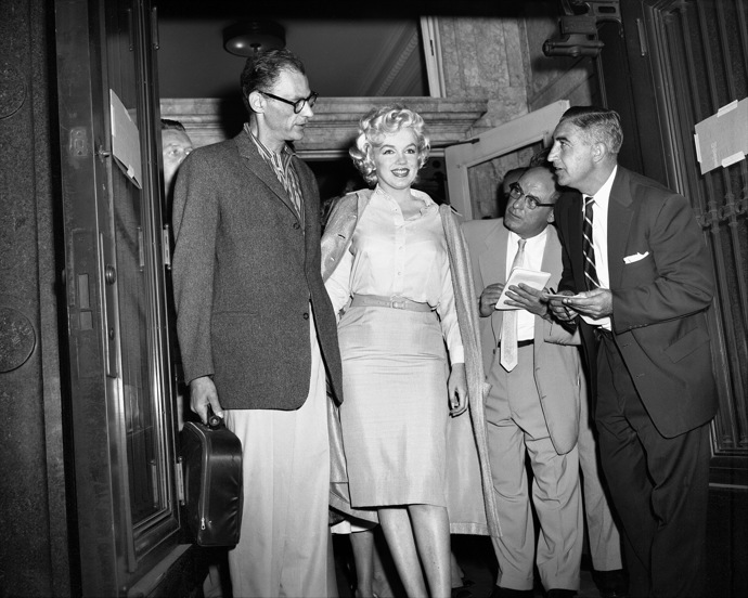 Pouzdrové sukně milovala i hvězda Marilyn Monroe. Krásně daly totiž vyniknout jejím křivkám. Pouzdrové sukně milovala i hvězda Marilyn Monroe. Krásně daly totiž vyniknout jejím křivkám.