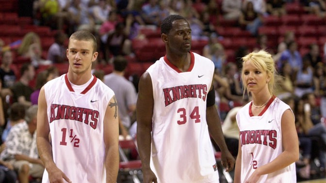  

Britney Spears a Justin Timberlake při basketballu
