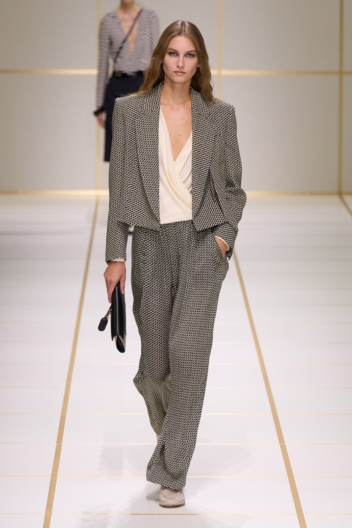 Módní předpověď z Itálie. Co budeme nosit příští rok podle trendů z Milána? Gucci vsadil na zralé ženy Módní předpověď z Itálie. Co budeme nosit příští rok podle trendů z Milána? Gucci vsadil na zralé ženy