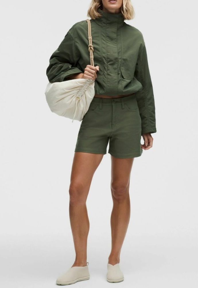 Khaki větrovka, lululemon, 3 780 Kč Khaki větrovka, lululemon, 3 780 Kč