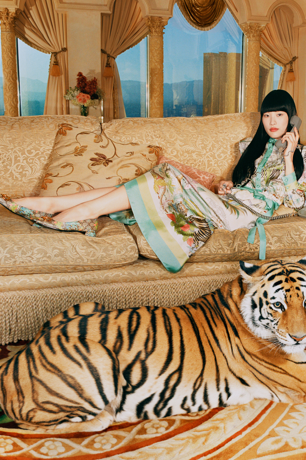 Kolekce Gucci Tiger odráží fascinaci kreativního ředitele Alessandra Micheleho přírodou a snoubí v sobě zvířecí potisk s pastelovou paletou inspirovanou tradičním čínským uměním.
Kolekce Gucci Tiger odráží fascinaci kreativního ředitele Alessandra Micheleho přírodou a snoubí v sobě zvířecí potisk s pastelovou paletou inspirovanou tradičním čínským uměním.