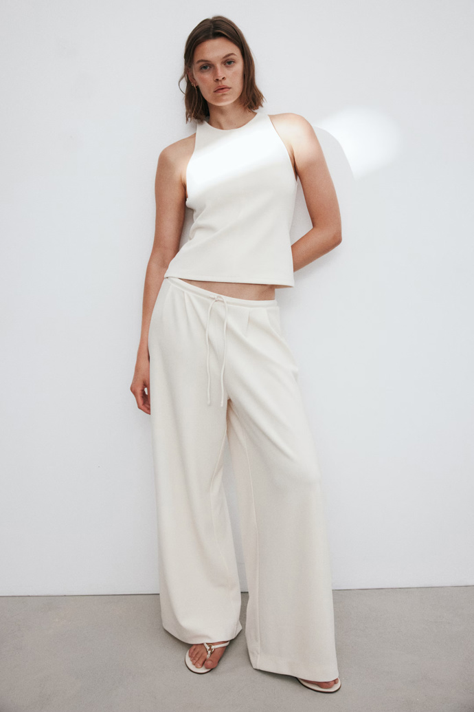 Bílé kalhoty, H&M, 499 Kč Bílé kalhoty, H&M, 499 Kč