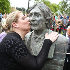 Petra Hapková s bustou svého tatínka, Petra Hapky, která se nachází v Mariánských lázních.