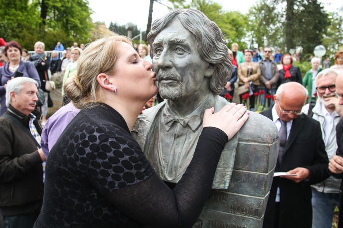 Petra Hapková s bustou svého tatínka, Petra Hapky, která se nachází v Mariánských lázních.