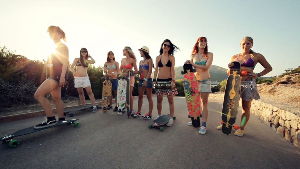 Holkám to na longboardu dost sluší! Holkám to na longboardu dost sluší!