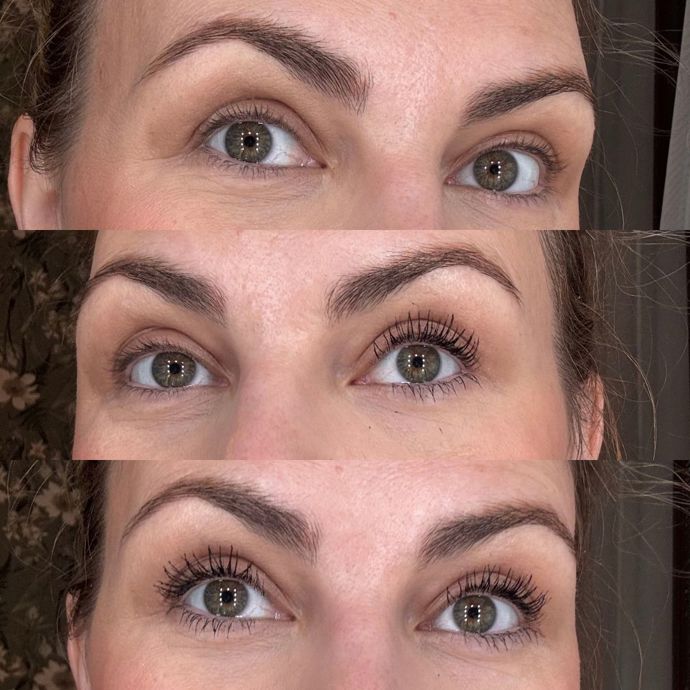 Šéfredaktorka Kristina a její Maybelline Sky Tubes řasenka. Celé nalíčení provádí jedním vytažením kartáčku z tuby a řasy vrství do požadovaného efektu. V recenzi sama píše, že řasenka jí vyhovuje pro znatelné zvýraznění řas, prodloužení, hustotu a také odličování teplou vodou. Řasenka se jí osobně nemaže, neobtiskává a nedráždí citlivé oči. 