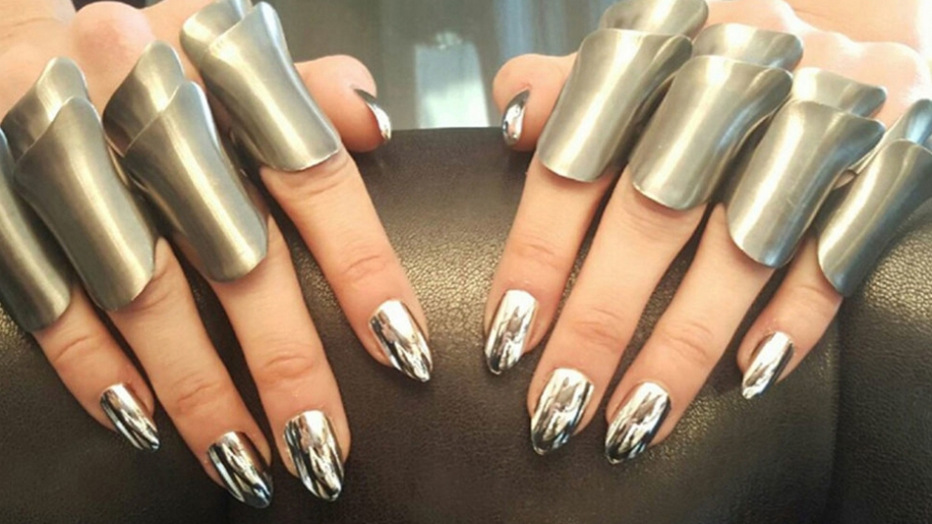 Hot trend: Nehty jako zrcadlo Hot trend: Nehty jako zrcadlo