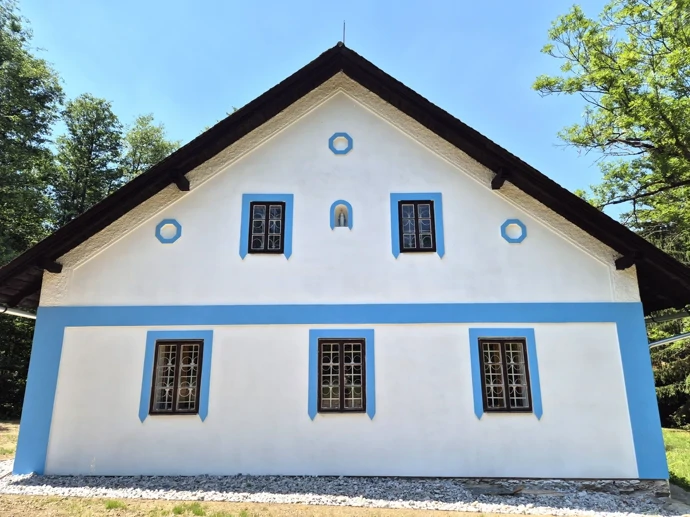 Modro-bílá romantika na samotě v Hrabětově dvoře: Majitelé Lucie a Radomil při rekonstrukci pochopili, že na detailech záleží Modro-bílá romantika na samotě v Hrabětově dvoře: Majitelé Lucie a Radomil při rekonstrukci pochopili, že na detailech záleží