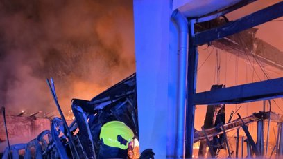 FOTO: V Kladně v noci zachvátil rozsáhlý požár supermarket Lidl.