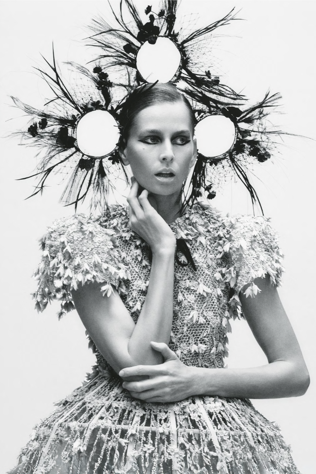 Kolekce haute couture pro jaro 2024 módního domu Dior je plná fantazie a svobody, které se odrážejí v neobvyklých siluetách a jemných detailech. Krinolíny, panny, výšivky květin a sukně, pod kterými by se mohlo schovat malé dítě, vytvářejí nádhernou mozaiku plnou jemnosti a hravosti, která propojuje minulost se současností.
