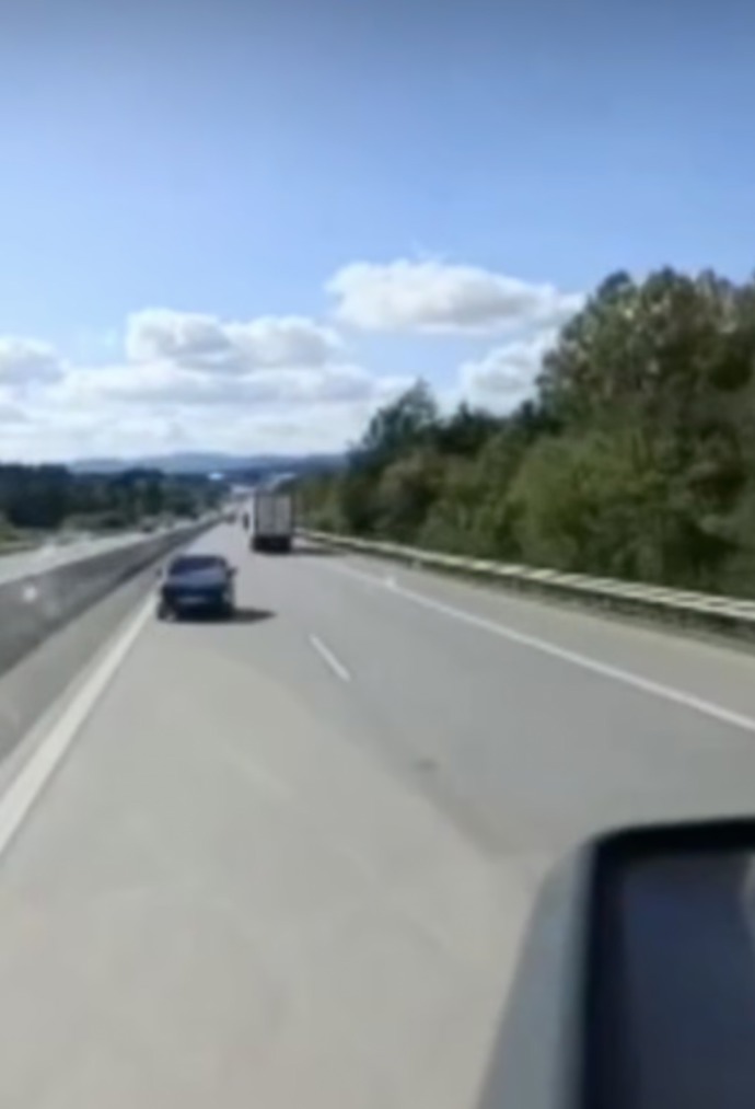 Stačila chvíle a incident mohl skončit tragicky. Řidič kamionu Dominik Petrov na dálnici D5 u Boru na Tachovsku na poslední chvíli uhnul osobnímu autu, které jelo v protisměru.