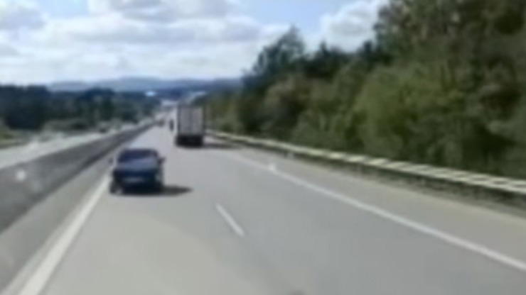 Stačila chvíle a incident mohl skončit tragicky. Řidič kamionu Dominik Petrov na dálnici D5 u Boru na Tachovsku na poslední chvíli uhnul osobnímu autu, které jelo v protisměru.