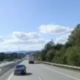 Stačila chvíle a incident mohl skončit tragicky. Řidič kamionu Dominik Petrov na dálnici D5 u Boru na Tachovsku na poslední chvíli uhnul osobnímu autu, které jelo v protisměru.