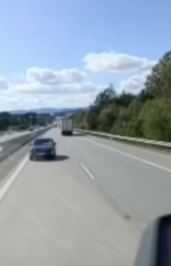 Stačila chvíle a incident mohl skončit tragicky. Řidič kamionu Dominik Petrov na dálnici D5 u Boru na Tachovsku na poslední chvíli uhnul osobnímu autu, které jelo v protisměru.
