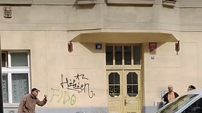 FOTO: Bezdomovec v pražských nuslích pokřikoval na strážníka. Ten ho poté srazil k zemi.