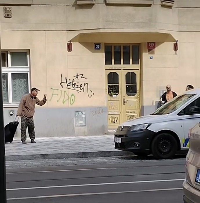 Bezdomovec v pražských nuslích pokřikoval na strážníka. Ten ho poté srazil k zemi.