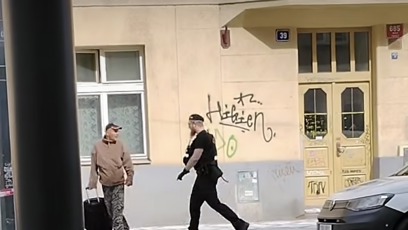 FOTO: Video zachycující ostrý zásah strážníka proti bezdomovci vyvolalo silné reakce a rozdělilo veřejnost na dva tábory.