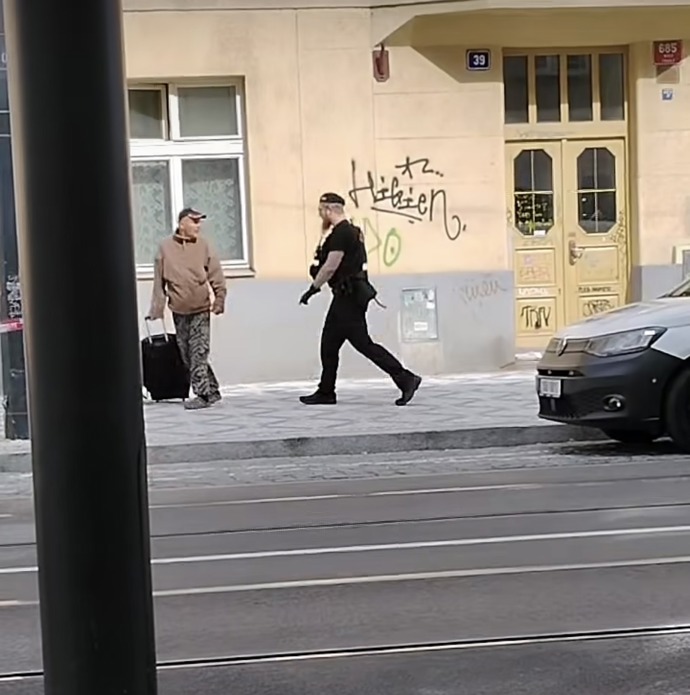 Video zachycující ostrý zásah strážníka proti bezdomovci vyvolalo silné reakce a rozdělilo veřejnost na dva tábory. 