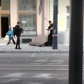 Strážník městské policie srazil bezdomovce k zemi.