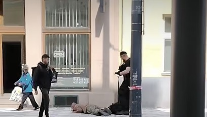 FOTO: Strážník městské policie srazil bezdomovce k zemi.