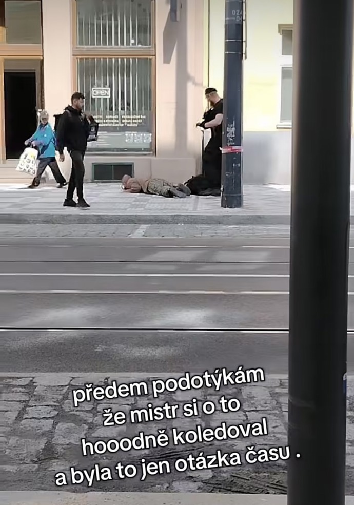 Strážník městské policie srazil bezdomovce k zemi.