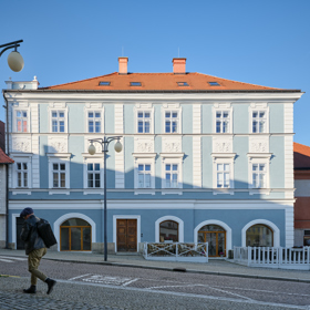 Pět let zachraňovala dům v srdci Kutné Hory. „Největší radost mi dělají lidé,“ říká dnes Jana Zadák o svém hotelu, kde každý pokoj vypráví jiný příběh 