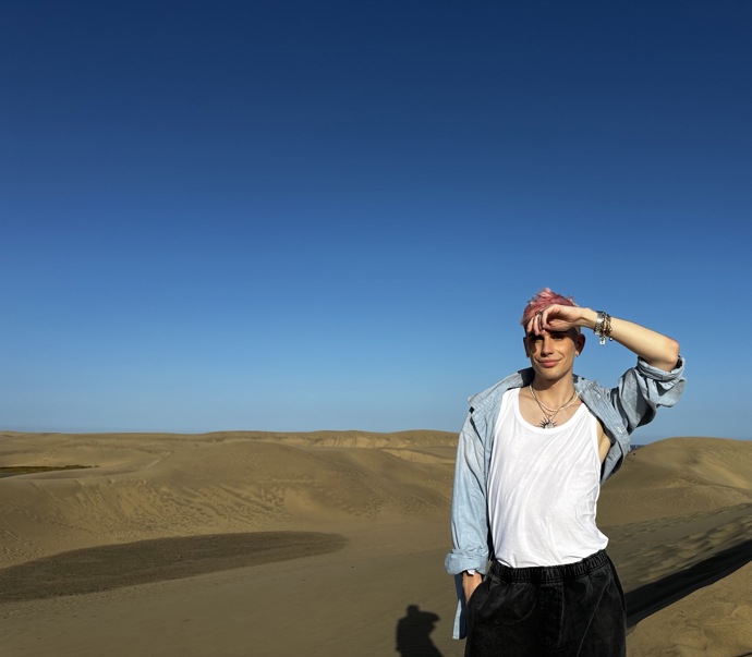 Influencer Dima během presstripu k nové řade Love Islandu. 