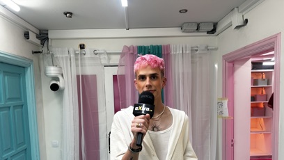FOTO: Dima během prohlídky nové vily Love Islandu 2026.