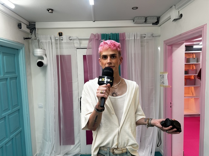 Dima během prohlídky nové vily Love Islandu 2026.