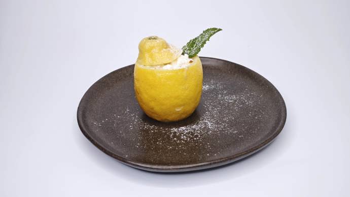 Citronový krém servírovaný ve skutečném citronu.