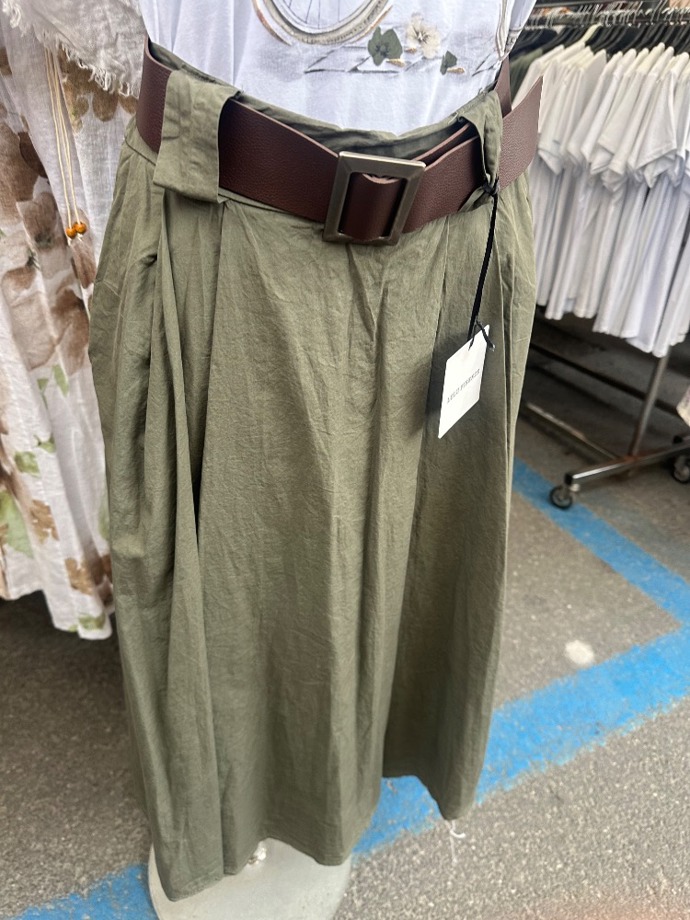 Redaktorka Monika na nich pořídila tuto kvalitní trendy sukni z kvalitní bavlny s páskem, která bude hitem letošního podzimu.