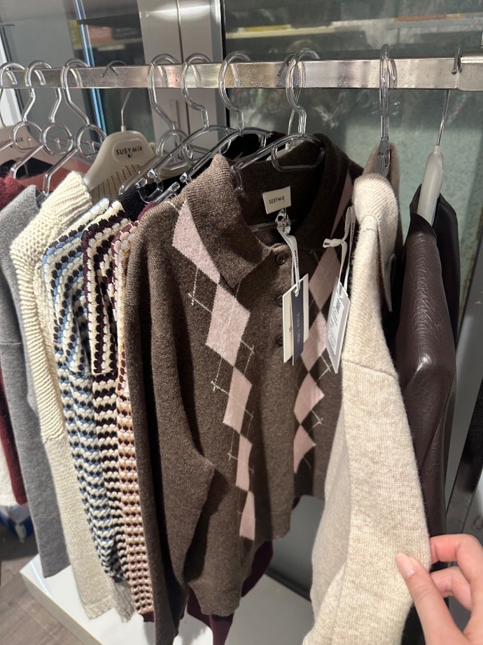 ...nebo kosočtvercový argyle vzor, který se na podzim pravidelně vrací s takzvanou preppy estetikou, inspirovanou univerzitní módou.