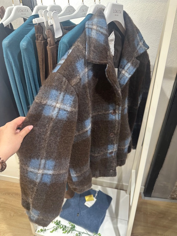 Narazit ale můžeme i na přechodové bundičky a kabátky, třeba jako je tento kousek v trendy hnědomodrém provedení. 