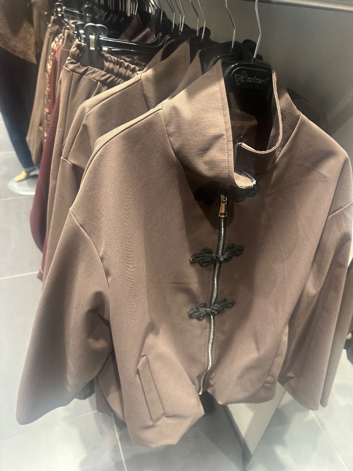 Charakteristické zapínání klasickým modelům dodalo zase úplně jiný nádech.