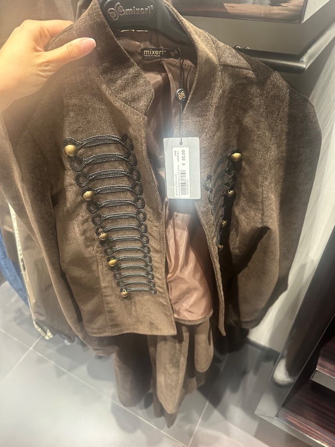 Bunda připomínající vojenskou uniformu se začala objevovat už v jarních kolekcích, na podzim ale tento trend bude ještě o poznání výraznější.