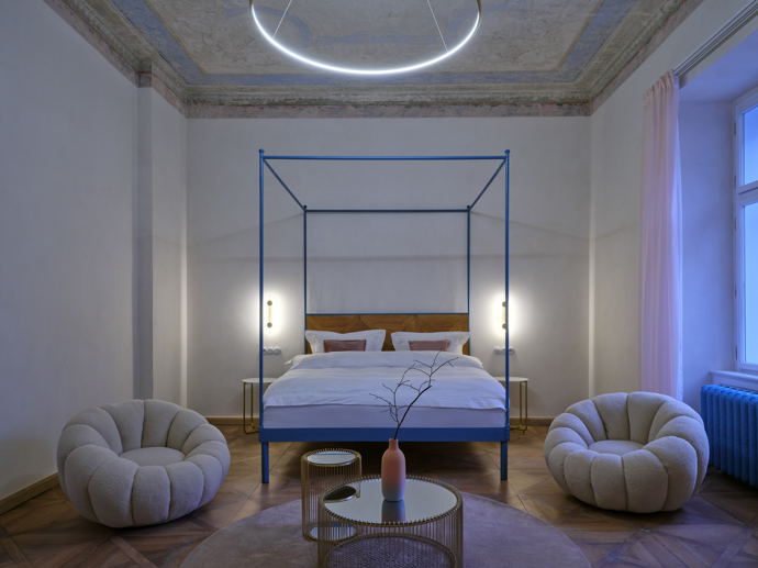 Pět let zachraňovala dům v srdci Kutné Hory. „Největší radost mi dělají lidé,“ říká dnes Jana Zadák o svém hotelu, kde každý pokoj vypráví jiný příběh 