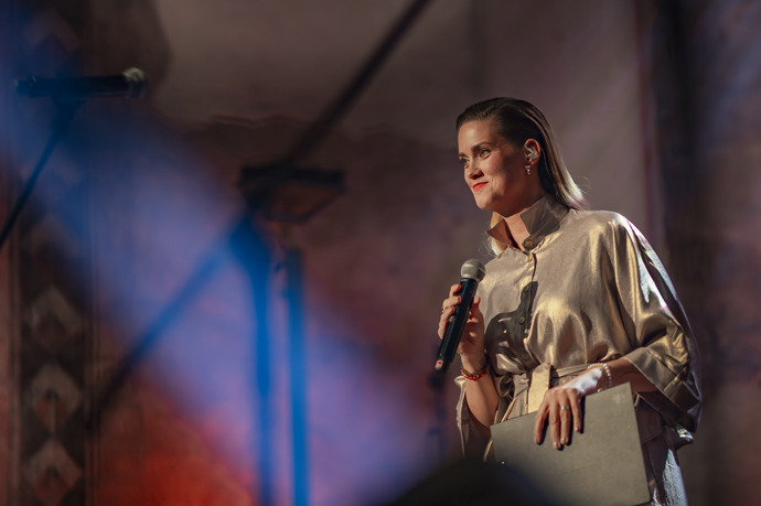 Při moderování nejrůznějších akcí Kateřina ráda sahá po výraznějších outfitech než v civilu Při moderování nejrůznějších akcí Kateřina ráda sahá po výraznějších outfitech než v civilu