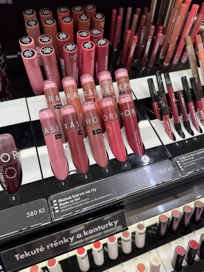 Matte to tint rtěnky mám už ve dvou odstínech a líbí se mi, jak vytváří takový jemný matný vzhled. 