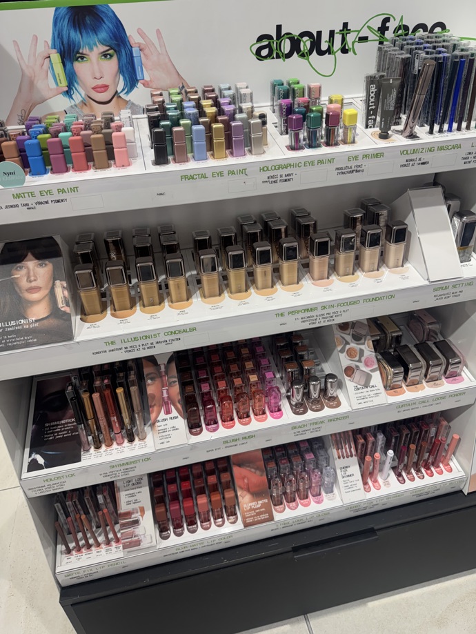 A závěrem osobní tip na nejlepší stíny v krémové podobě od značky zpěvačky Halsey - About Face. Na ně je do pondělí 21. září sleva 30 %.