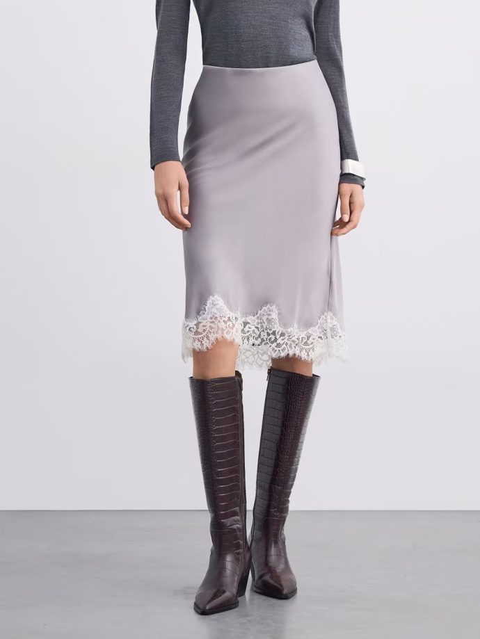 Sukni mnohem lépe doplní kozačky, zejména modely do špičky, které opticky prodlouží nohy. Celý outfit nakoupíte u značky Mohito.