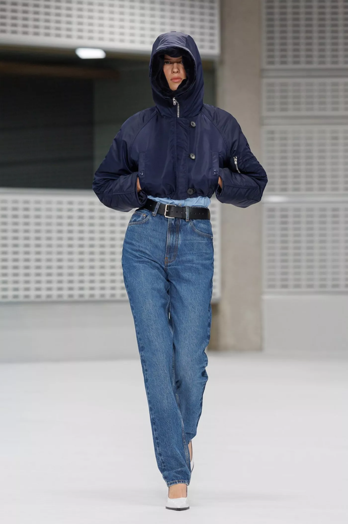 Obyčejný outfit s džíny zase oživí přechodová bundička, která může být praktická i stylová zároveň.