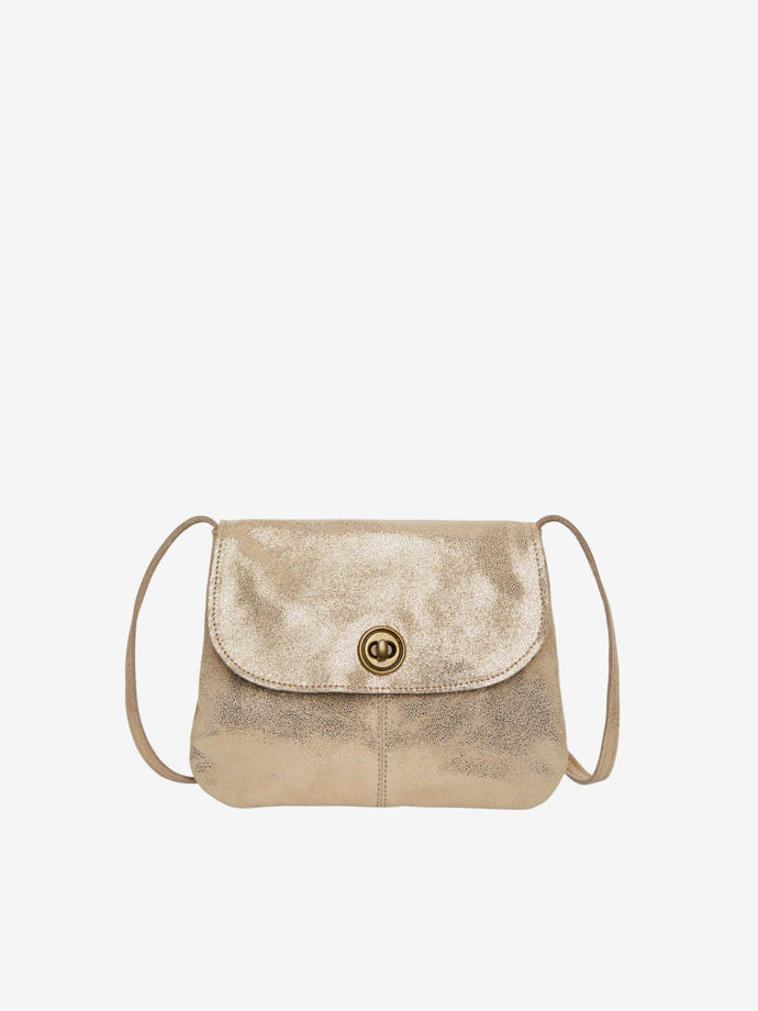 Sofistikovanost i ležérnost celého outfitu podtrhne a propojí metalická crossbody kabelka. Sáhnout můžete třeba po této od značky Pieces. její cena je 1249 Kč.