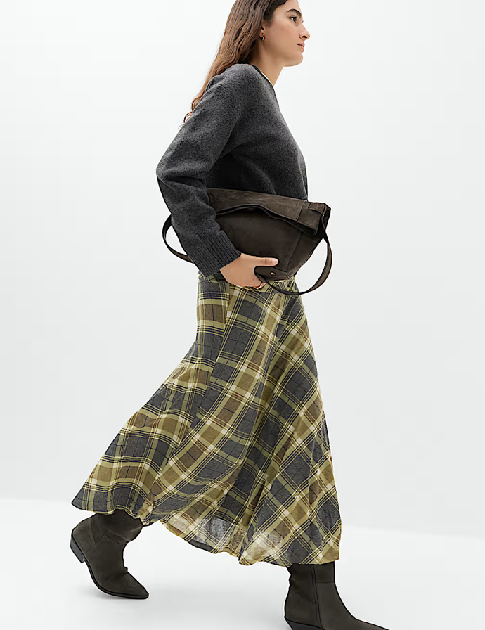 U midi a maxi sukně pak kozačky krásně navážou a nenaruší celkovou siluetu. Look prodává značka Marks&Spencer.