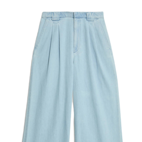 Celý look doplnivé mladistvé široké džíny
v ladícím světle modré denimu. Tyto má v nabídce značka Marks&Spencer, a to za 1654 Kč.