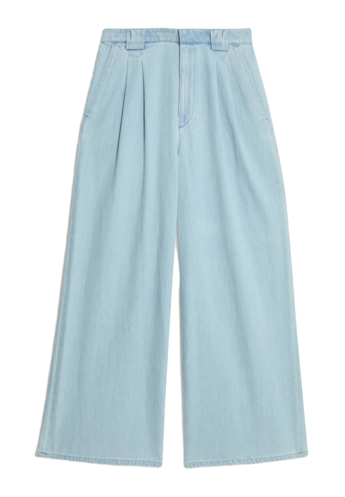 Celý look doplnivé mladistvé široké džíny 
v ladícím světle modré denimu. Tyto má v nabídce značka Marks&Spencer, a to za 1654 Kč.