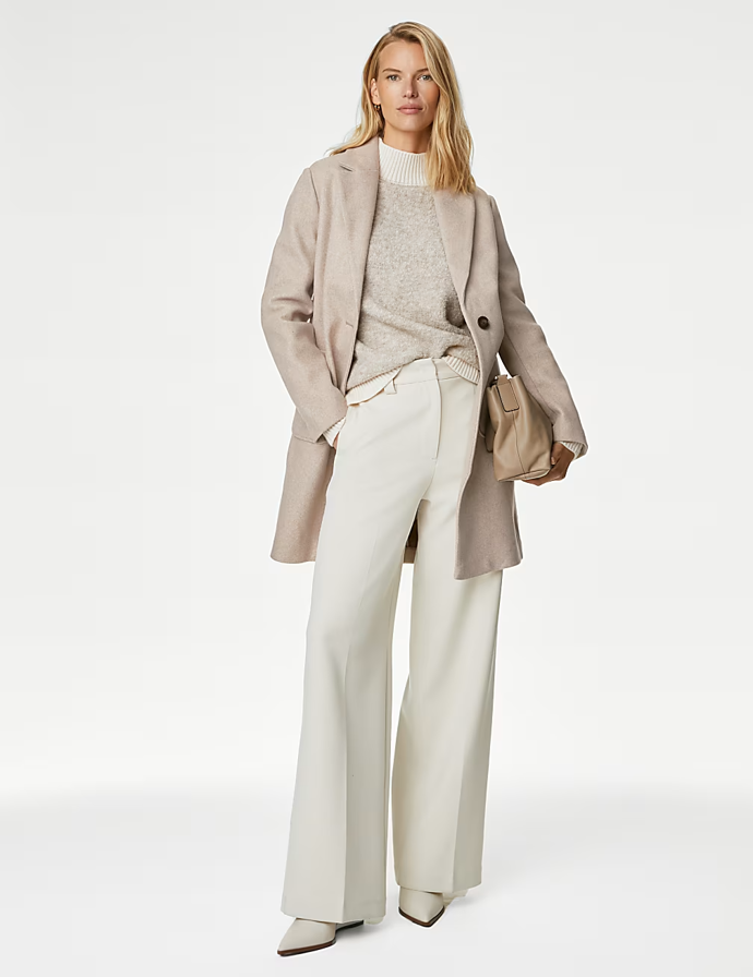 Zásadní roli hrají také barvy a materiály. Outfit pořídíte u značky Marks&Spencer.