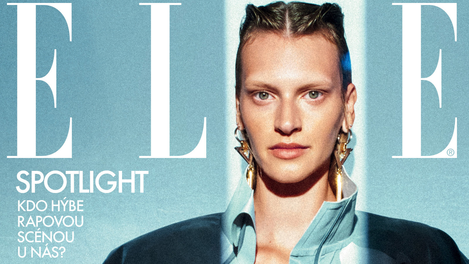 NA OBÁLCE JE MODELKA KAROLÍNA ČAPKOVÁ. Má na sobě šaty, kabátek a náušnice, vše Louis Vuitton.